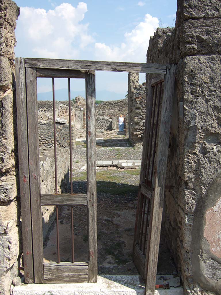 VI.5.9 Pompeii. September 2005. Entrance doorway.