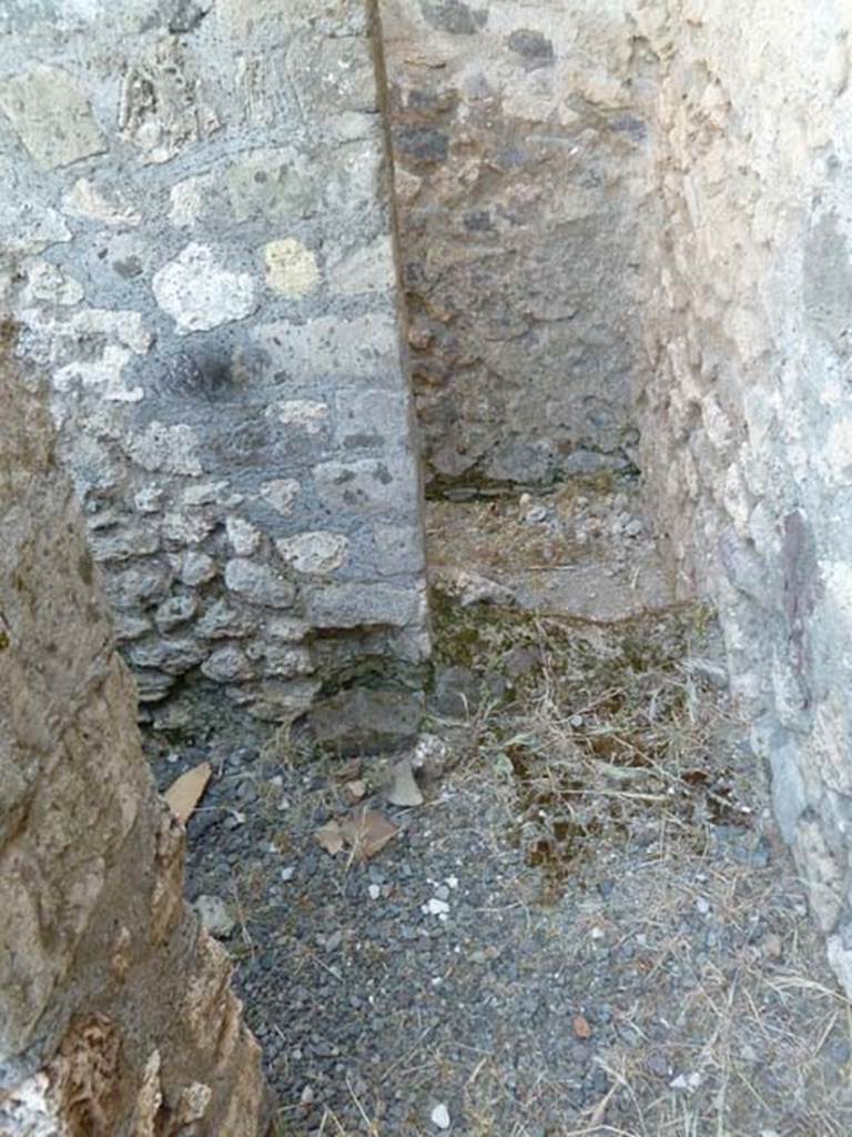VI.5.9 Pompeii. May 2011. 
Looking west from inside area in room with stairs in south-east corner of atrium.
