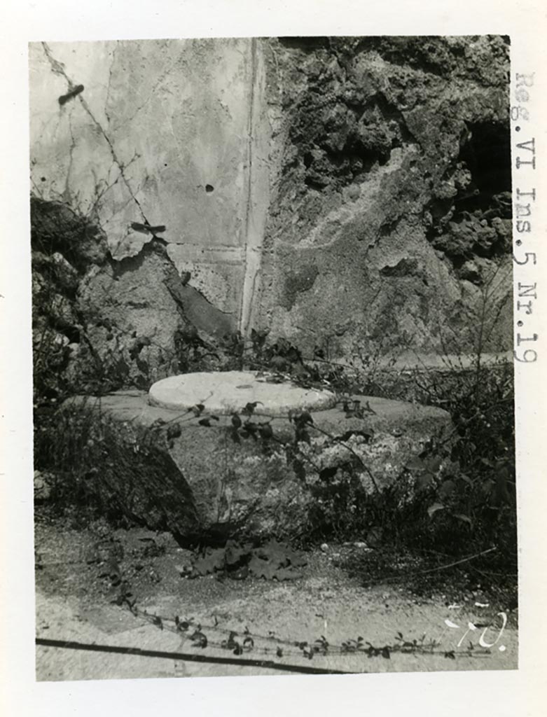 VI.5.19 Pompeii. pre-1937-39. Identified by Warscher as VI.5.19, which is linked to VI.5.9.
Photo courtesy of American Academy in Rome, Photographic Archive. Warsher collection no. 770

