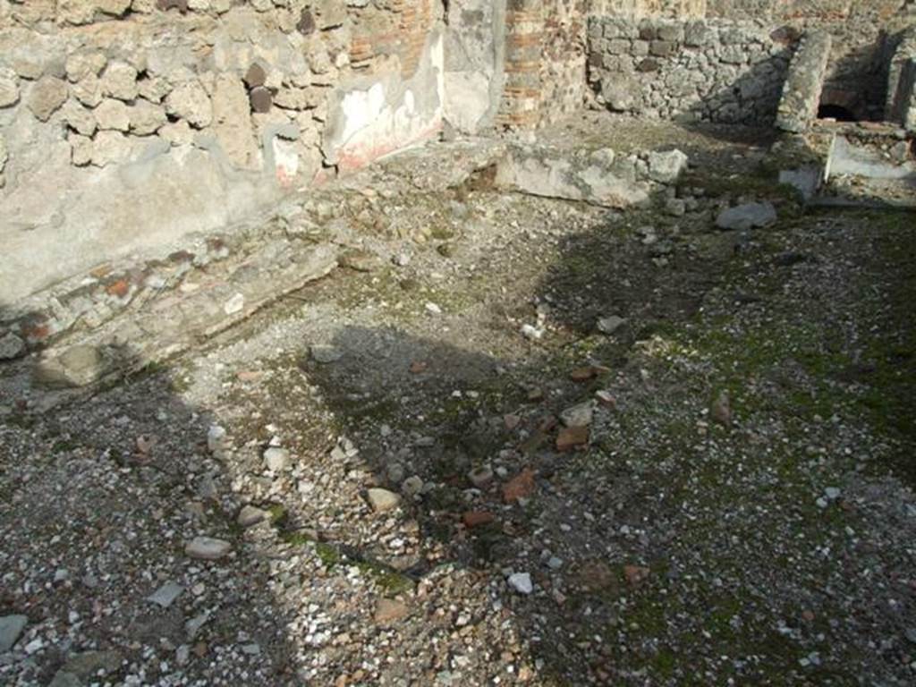 VI.5.9 Pompeii. December 2007. Looking north-east across garden area. According to Jashemski, and Fiorelli, the tablinum at the rear of the Tuscan atrium led to a displuviate atrium. This served as a garden with flowers and herbs, and having water flowing in little masonry channels to water it. A door led from this house to VI.5.19, at the rear.
See Jashemski, W. F., 1993. The Gardens of Pompeii, Volume II: Appendices. New York: Caratzas. (p.126)
According to Fiorelli, this area had a floor of mosaic notable for a pornographic representation. See Pappalardo, U., 2001. La Descrizione di Pompei per Giuseppe Fiorelli (1875). Napoli: Massa Editore. (p.54)

