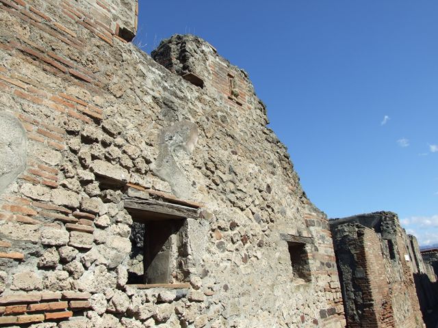 VI.5.16 Pompeii. December 2005. Cupboard or small room on south side of atrium.

