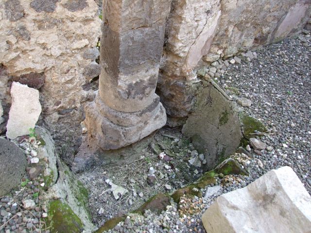 VI.5.17 Pompeii.  September 2005. Rear view of Etruscan column.