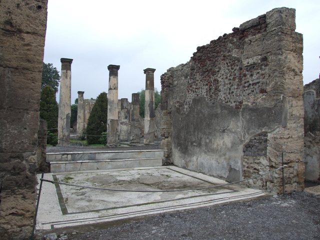 VI.6.1 Pompeii. December 2007. Room 8, ala on east side of atrium.
