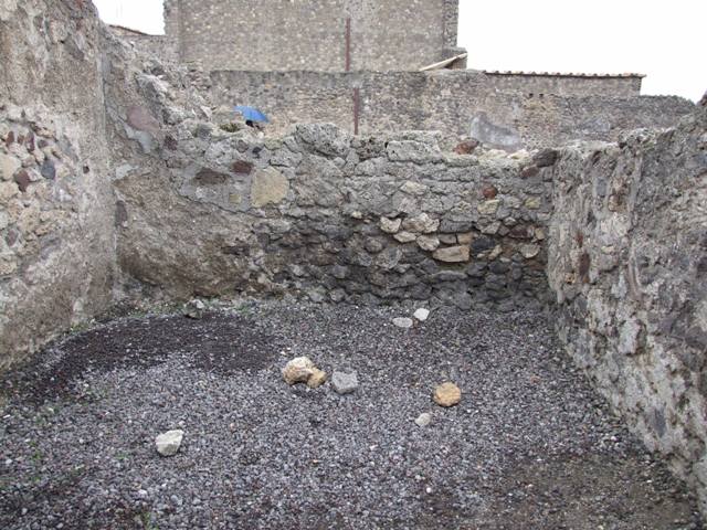 VI.6.1 House of Pansa. December 2007. Looking west along south side of the peristyle past the marble steps of the Tablinum.