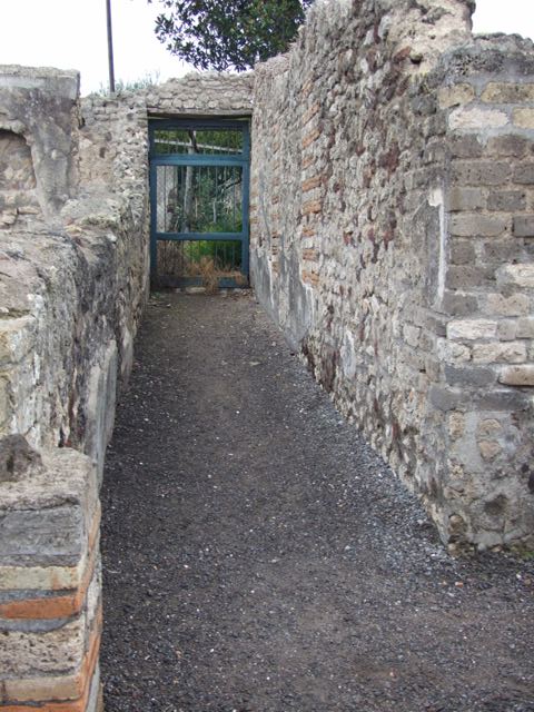 VI.6.1 Pompeii. December 2007. Room 19, exedra to the north of the peristyle.According to Jashemski, this huge room at the rear of the peristyle had a wide opening on both its sides.This would have given a splendid view of both the peristyle garden on its south, and the large hortus at the rear on its north side.See Jashemski, W. F., 1993. The Gardens of Pompeii, Volume II: Appendices. New York: Caratzas. (p.127)
