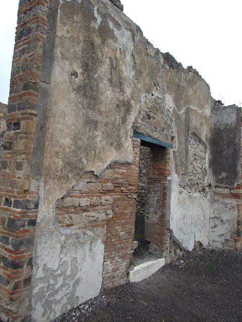 VI.6.1 Pompeii. December 2007. Drainage gutter in north-east corner of peristyle.