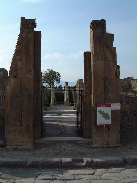 VI.6.1 Pompeii. December 2007. Exterior face of eastern entrance capital.
