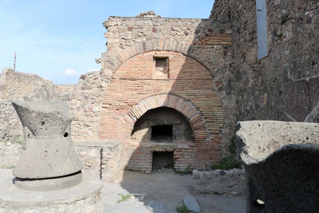 VI.6.17 Pompeii. December 2018. Looking north towards front of oven. Photo courtesy of Aude Durand.