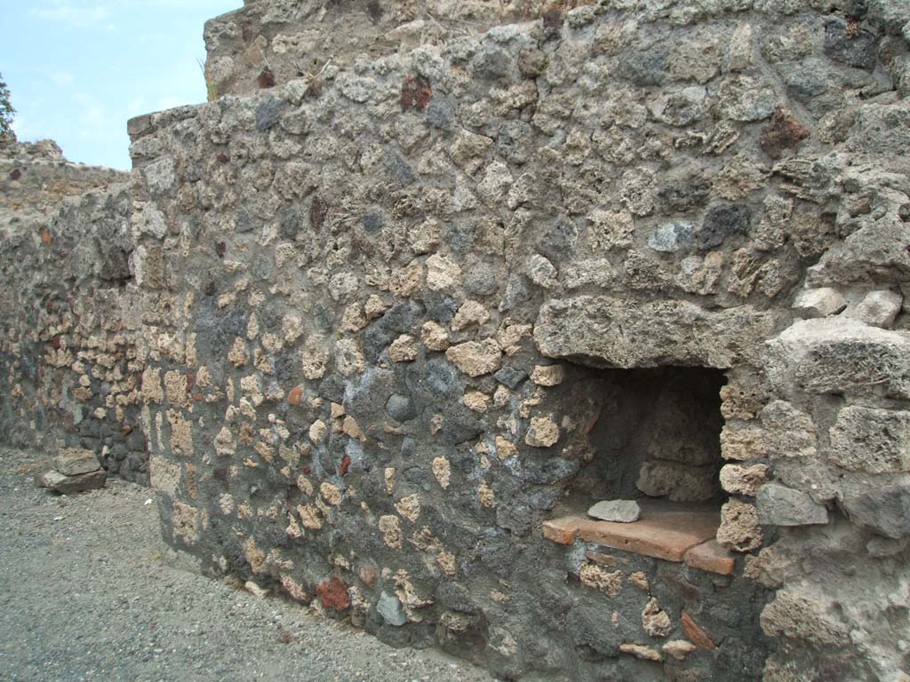 VI.6.17 Pompeii. May 2005. West side/wall of oven in rear room.