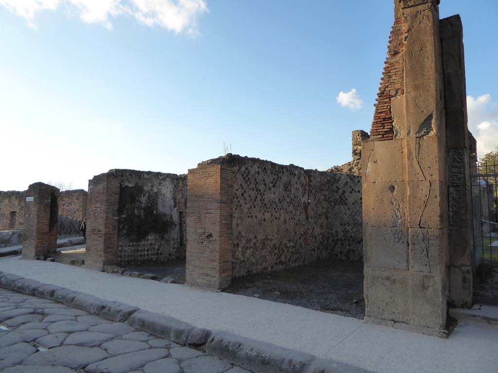 VI.6.23 Pompeii. January 2017. Doorways to VI.6.21, on left, 22 and 23, centre right, with entrance doorway at VI.6.1, on right.
Foto Annette Haug, ERC Grant 681269 DCOR.
