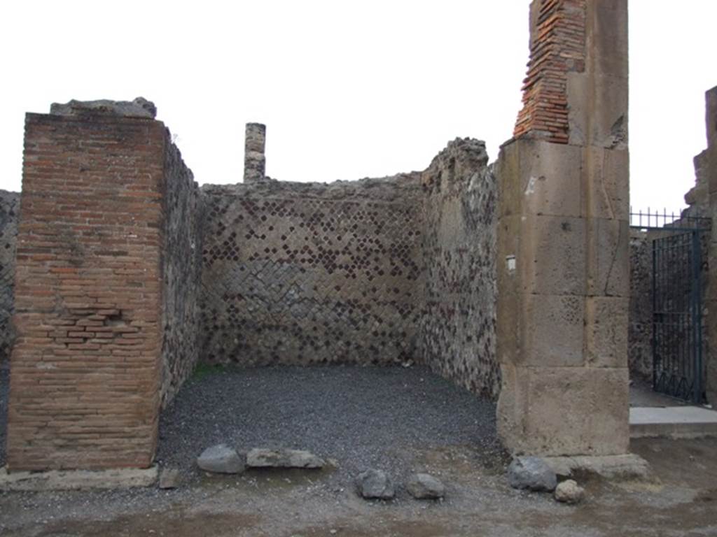 VI.6.23 Pompeii. December 2007. Entrance doorway, looking north.
According to Pagano and Prisciandaro, found in August 1814 painted in red near the principal entrance and to the right of an annexed shop, were the following 
Suettium aed(ilem) d(ignum) r(ei) p(ublicae)
Olius Primus
rog(at)    [CIL IV 250]
Pansam aed(ilem) Paratus rog(at)    [CIL IV 251]
See Pagano, M. and Prisciandaro, R., 2006. Studio sulle provenienze degli oggetti rinvenuti negli scavi borbonici del regno di Napoli. Naples : Nicola Longobardi. (p.111, PAH I, 3,156, 57, add.274, dated 11th August 1814)
