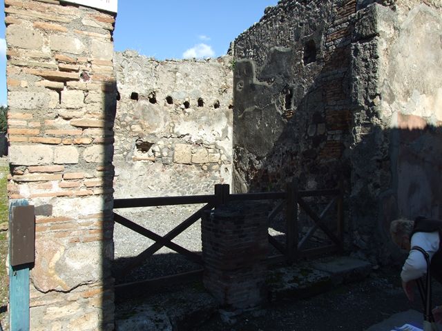 VI.7.5 Pompeii.  May 2005.  Entrance.

