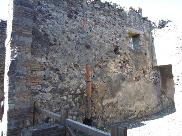VI.7.5 Pompeii. March 2009. Lararium niche in north wall. According to Boyce, in the north wall was a trapezoidal niche called by Fiorelli “la nicchia dei Penati”. See Boyce G. K., 1937. Corpus of the Lararia of Pompeii. Rome: MAAR 14. (p.47, no.161) 
