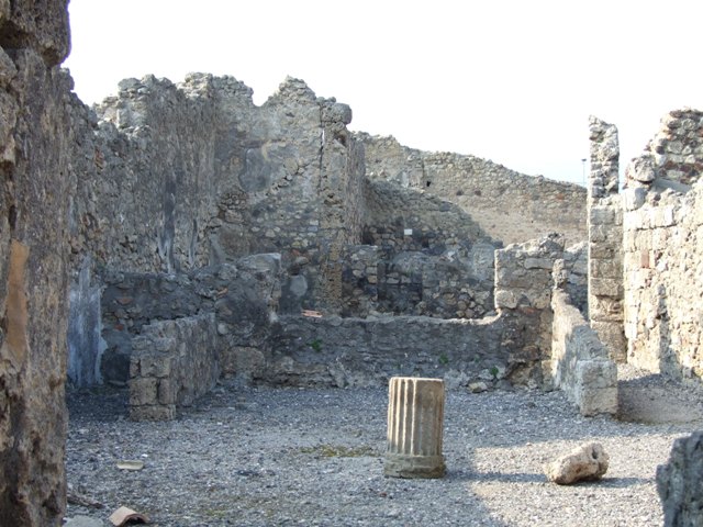 VI.7.7 Pompeii. March 2009. Rear wall of tablinum, with window onto south portico and garden area. Looking south. According to Jashemski, the garden (excavated in 1835) at the rear of the tablinum had a roofed passageway on the south and east. She wrote, Fiorelli had said these were supported by two brick columns which were joined by a low wall.
This low wall enclosed the garden on the south and east. The top of the low wall contained a planting space. The large window in the tablinum overlooked the garden area. See Jashemski, W. F., 1993. The Gardens of Pompeii, Volume II: Appendices. New York: Caratzas. (p.129)