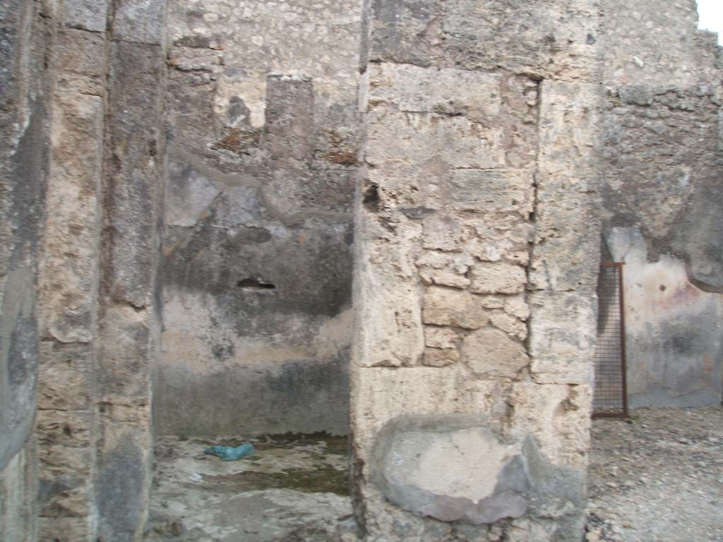 VI.7.9 Pompeii. May 2005. South side of atrium, with doorway to cubiculum with two windows, and doorway to south ala.