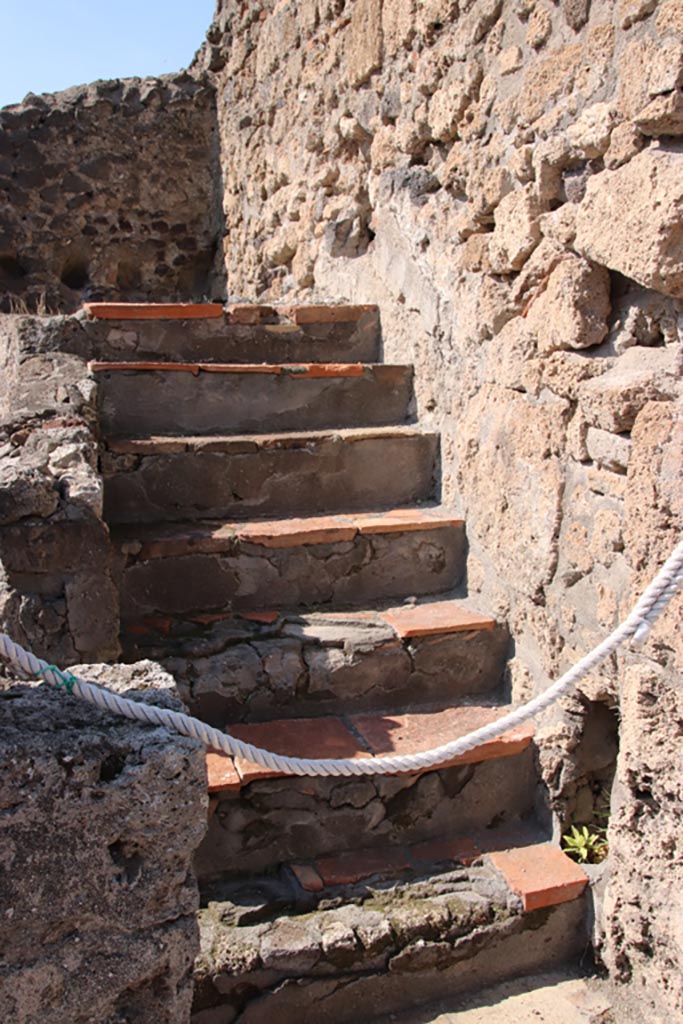 VI.7.17 Pompeii. October 2022. Steps to upper floor. Photo courtesy of Klaus Heese. 