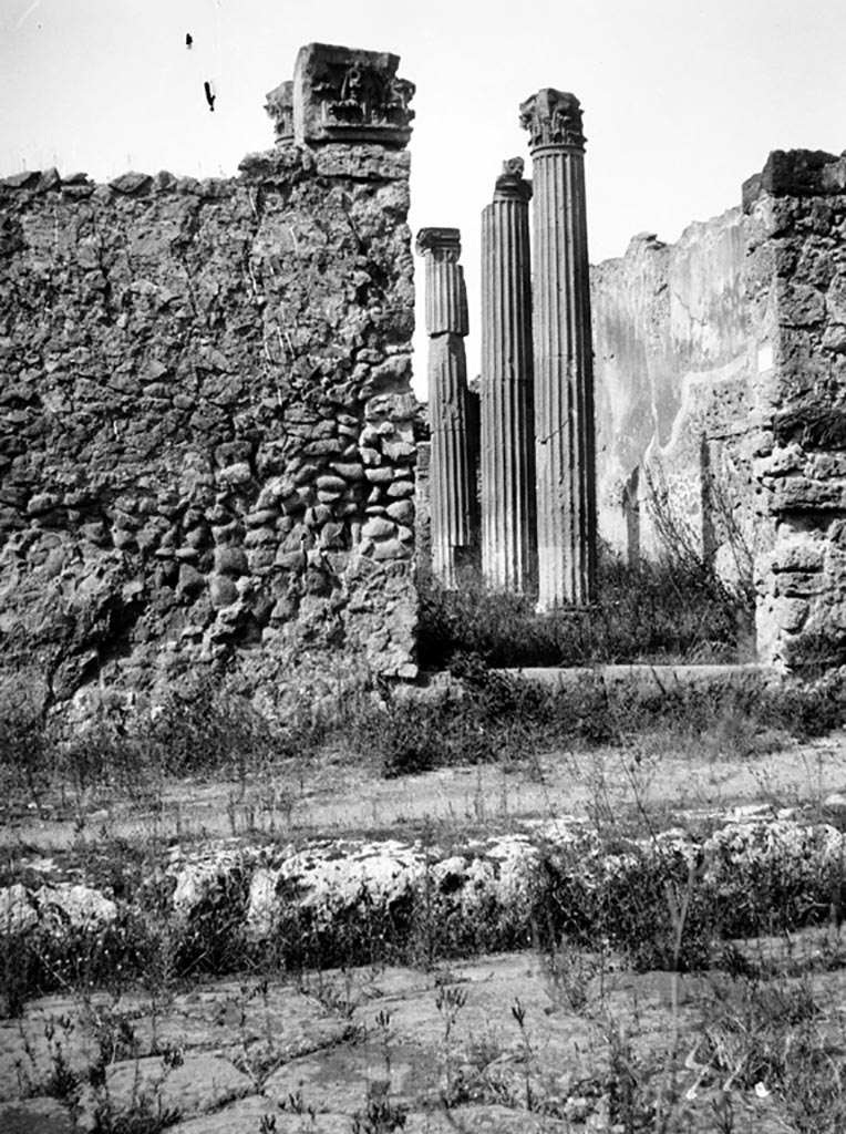 VI.7.21 Pompeii. W.1214. Façade and south side of doorway with capital.
Photo by Tatiana Warscher. Photo © Deutsches Archäologisches Institut, Abteilung Rom, Arkiv. 
