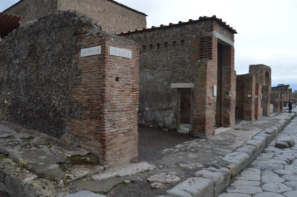 VI.8.4 Pompeii. March 2018. Looking north-east from junction with Vicolo della Fullonica towards entrance doorway, in centre.
Foto Taylor Lauritsen, ERC Grant 681269 DCOR
