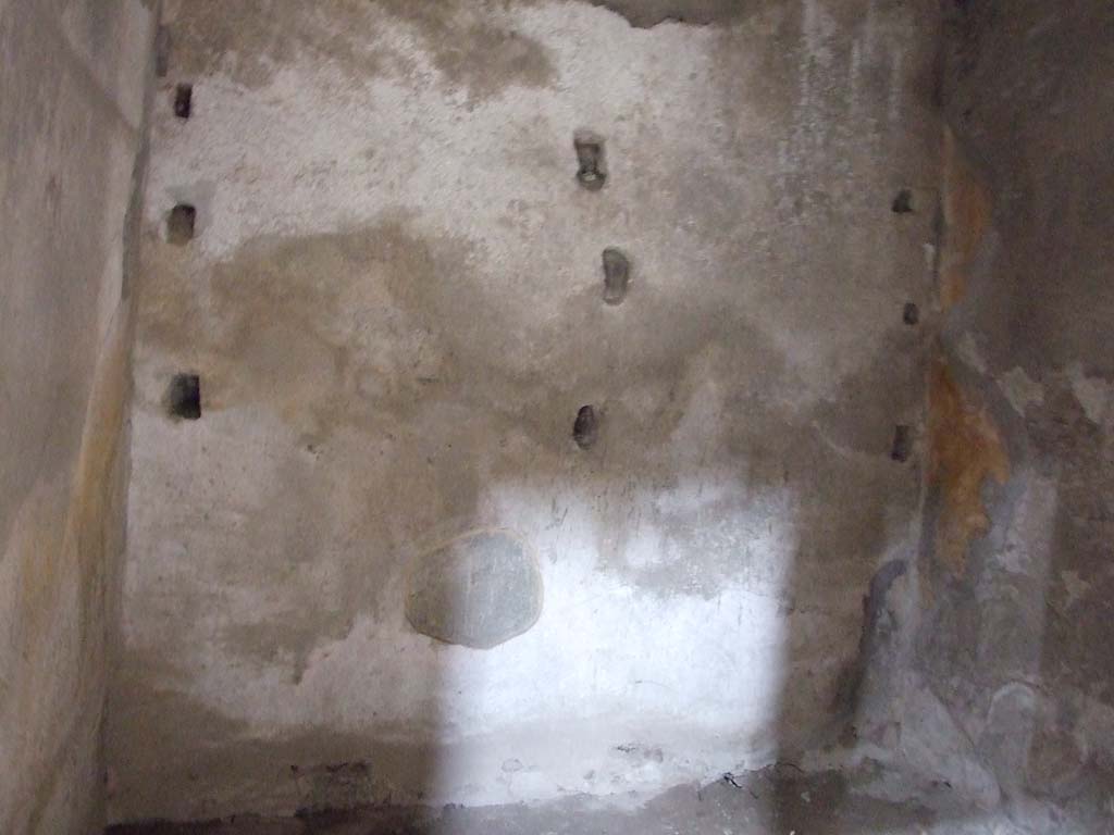 VI.8.5 Pompeii. March 2009. 
Room 8, storeroom with site of shelving on west wall. This wall appeared to have traces of remaining white plaster.
