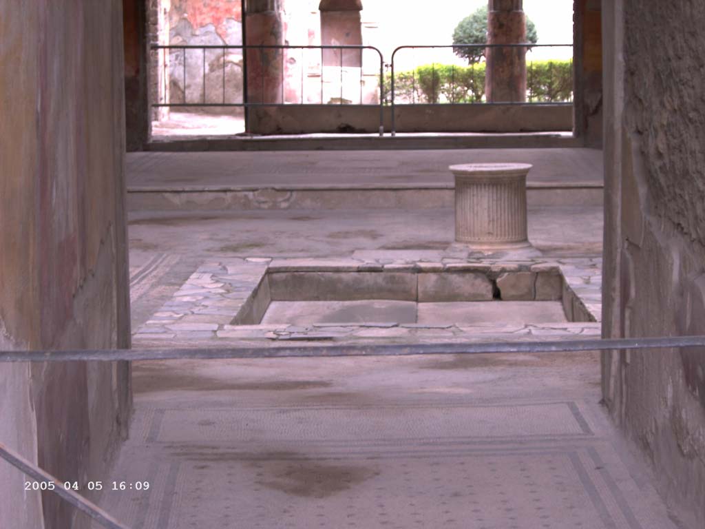 VI.8.5 Pompeii. April 2005. Entrance corridor/fauces, looking north to atrium. Photo courtesy of Klaus Heese.
