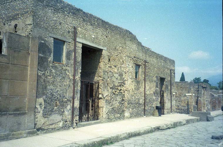 VI.8.23 Pompeii. May 2010. Entrance on Via di Mercurio.