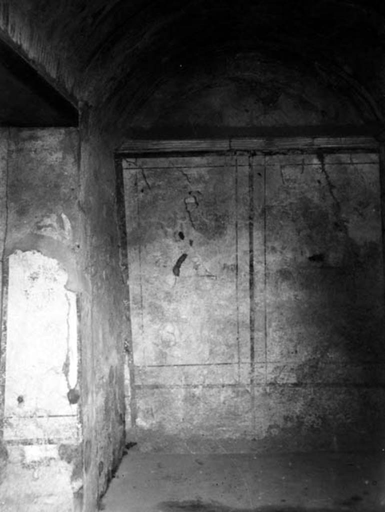 231191 Bestand-D-DAI-ROM-W.428.jpg
VI.9.2 Pompeii. W.428. Room 31, looking towards south wall in alcove.
Photo by Tatiana Warscher. With kind permission of DAI Rome, whose copyright it remains. 
See http://arachne.uni-koeln.de/item/marbilderbestand/231191 
