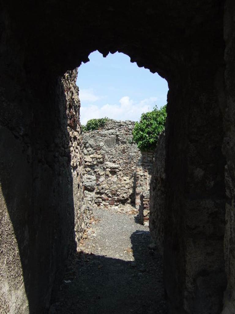 VI.9.2 Pompeii.   September 2005.  Room 32.  Corridor looking east towards corridor30.
