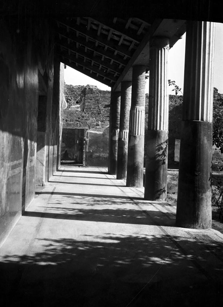 VI.9.6 Pompeii. W.988 Peristyle 6, looking east along north portico.
Photo by Tatiana Warscher. Photo © Deutsches Archäologisches Institut, Abteilung Rom, Arkiv.
