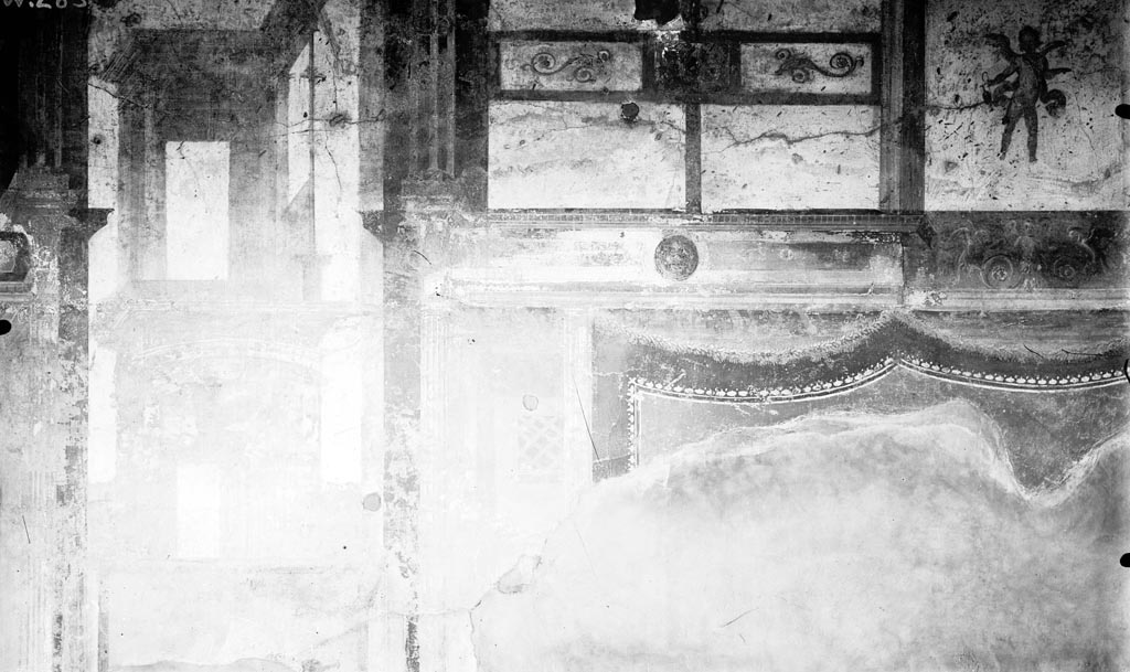 VI.9.6 Pompeii. W.283. Wall decoration of west wall in north-west corner of peristyle 6.
Photo by Tatiana Warscher. Photo © Deutsches Archäologisches Institut, Abteilung Rom, Arkiv.
