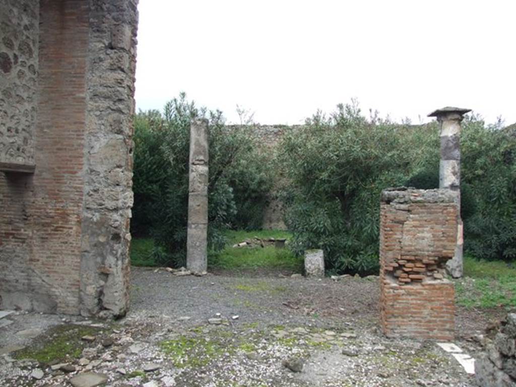 VI.10.11 Pompeii. March 2009. Room 15, triclinium, looking north across portico, to garden area.