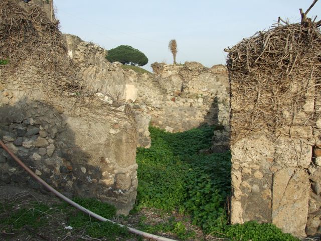 VI.11.1 Pompeii. December 2007. Doorway from shop-room into rear room.
On the right is a doorway into a room, under the site of stairs at VI.11.2