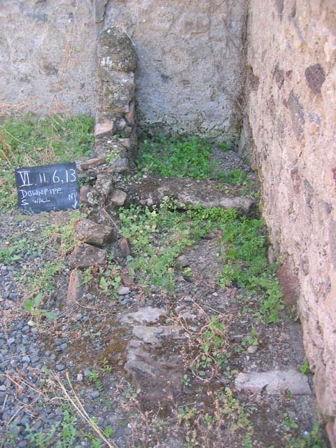 VI.11.6 Pompeii. September 2005. Exterior street wall outside VI.11.6 and VI.11.7
