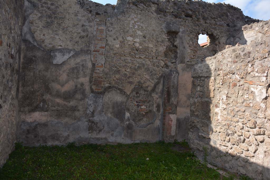VI.11.9 Pompeii. October 2017. Room 5, looking towards west wall, doorway into room 4 in north-west corner and north wall.
Foto Annette Haug, ERC Grant 681269 DCOR
