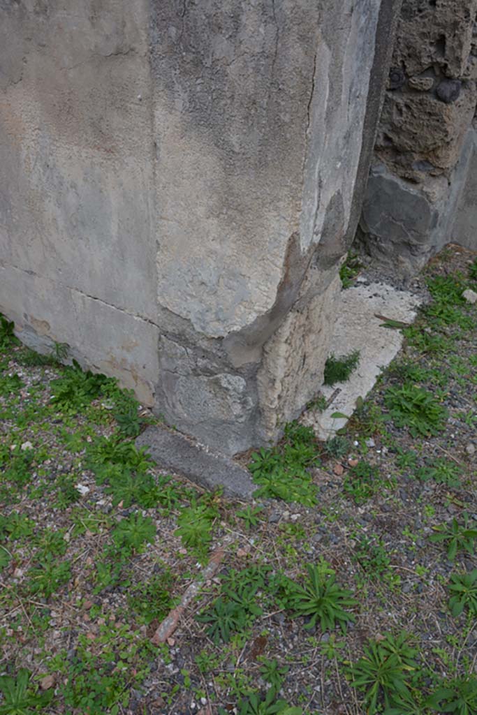 VI.11.9 Pompeii. October 2017. 
Room 7, detail of pilaster on north wall at east end, with atrium 3.
Foto Annette Haug, ERC Grant 681269 DCOR


