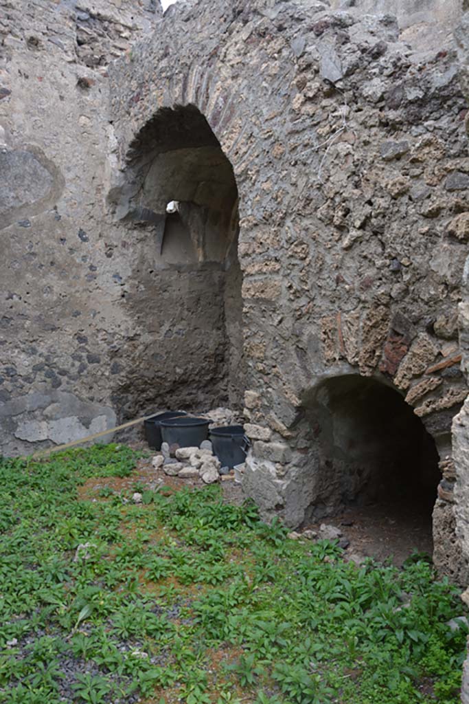 VI.11.9 Pompeii. October 2017. Room 8, north wall with two arched recesses under stairs.
Foto Annette Haug, ERC Grant 681269 DCOR

