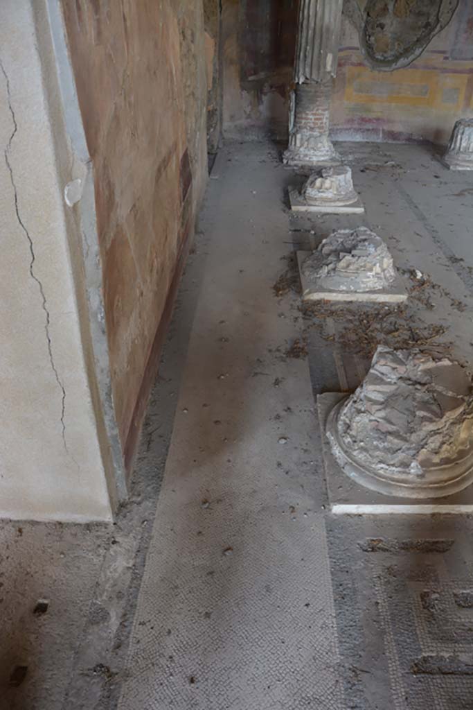 VI.11.10 Pompeii. October 2017. 
Room 43, looking north through small doorway to area at rear of columns.
Foto Annette Haug, ERC Grant 681269 DCOR
