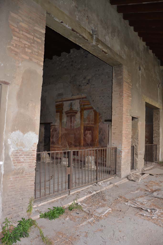 VI.11.10 Pompeii. October 2017. Room 43.
Large central doorway of the Corinthian oecus, looking east on north portico. 
Foto Annette Haug, ERC Grant 681269 DCOR

