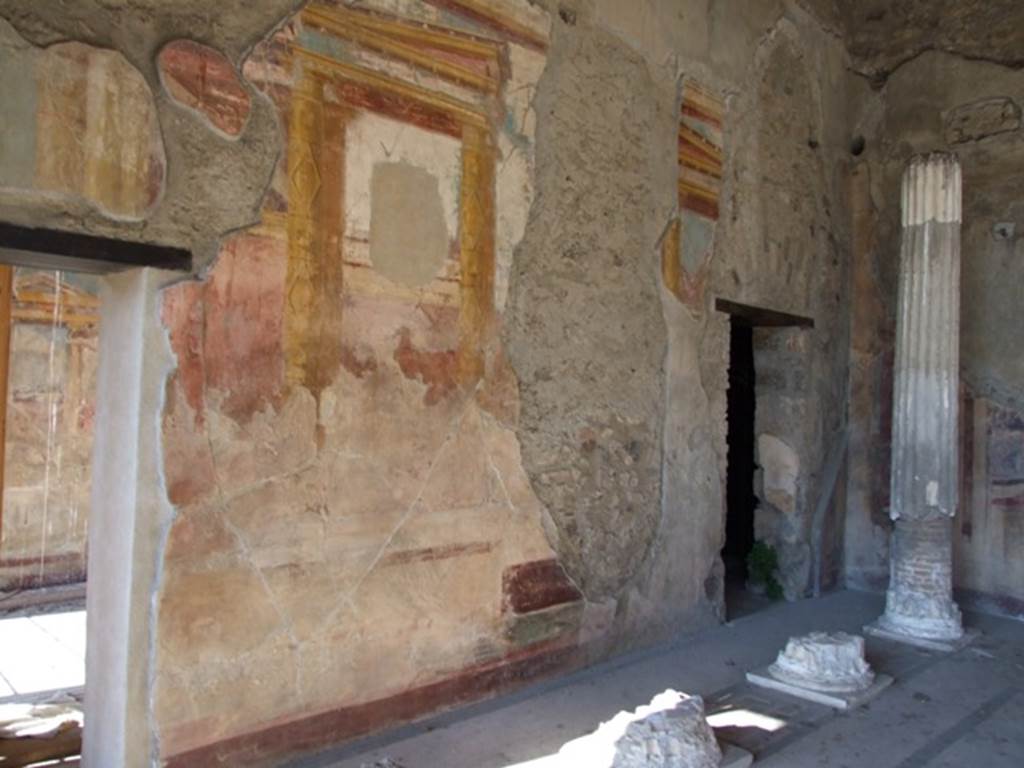 VI.11.10 Pompeii. December 2007. Room 21, west wall of corinthian oecus.   
Columns, painted walls and doorway to room 22 in north-west corner.
