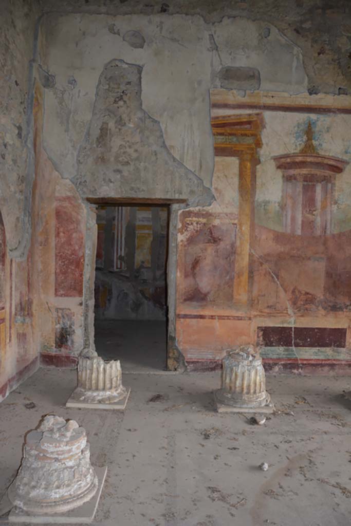VI.11.10 Pompeii. October 2017. Room 43, north-east corner with doorway into room 45. 
Foto Annette Haug, ERC Grant 681269 DÉCOR
