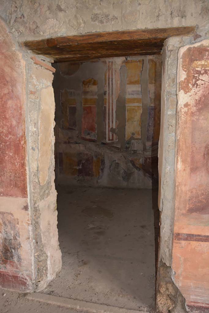 VI.11.10 Pompeii. October 2017. Room 45, doorway on east side of room 32.
Foto Annette Haug, ERC Grant 681269 DÉCOR
