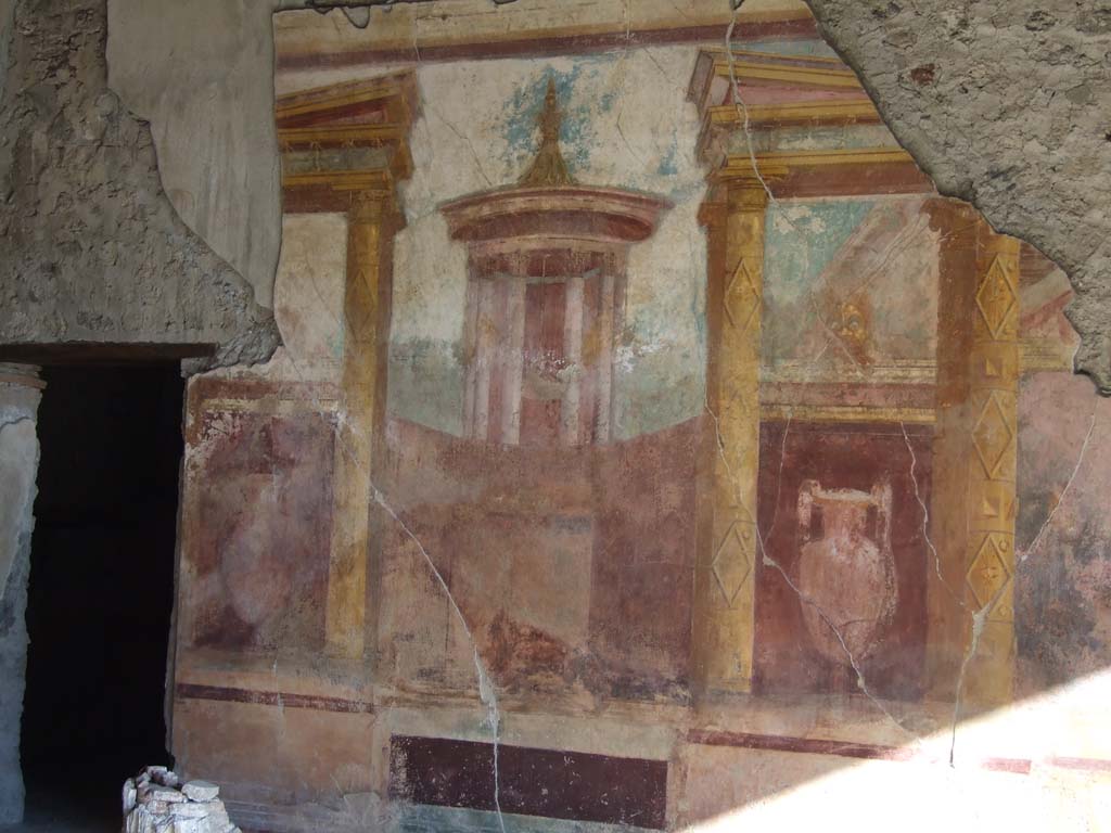 VI.11.10 Pompeii. December 2007. Room 43, east painted wall with urn, temple scene, arches and tholos.
Richardson described this as –
“Paintings show vistas of architecture, a temenos containing a Tholos flanked by symmetrical panels of cityscape.”  
See Richardson, L., 1988. Pompeii: An Architectural History. Baltimore: John Hopkins University Press. (p.165).
