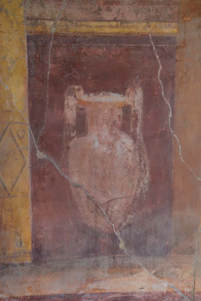 VI.11.10 Pompeii. November 2017. Room 43, painted jug from south end of east wall.
Foto Annette Haug, ERC Grant 681269 DÉCOR
