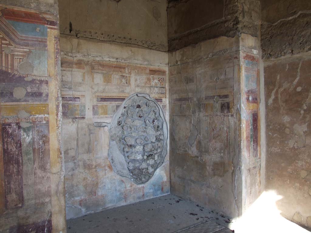 VI.11.10 Pompeii. December 2007. Room 46, painted alcove in north end of bedroom.