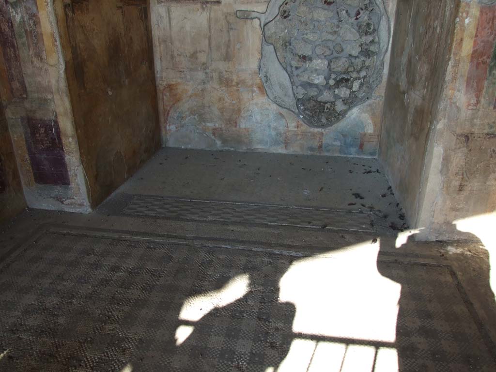 VI.11.10 Pompeii. December 2007. Room 46, mosaic floor of recess in bedroom.