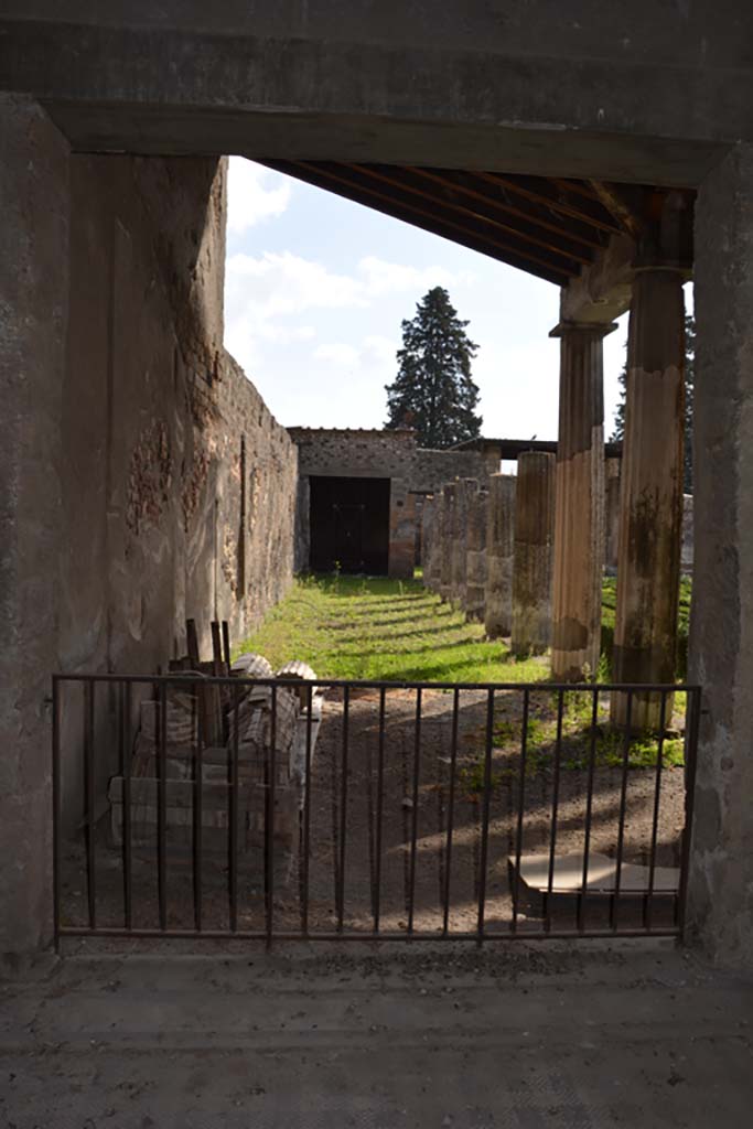VI.11.10 Pompeii. October 2017. 
Room 46, looking south towards north-east portico of peristyle 36.
Foto Annette Haug, ERC Grant 681269 DÉCOR
