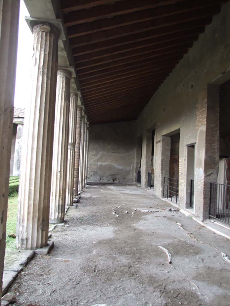 VI.11.10 Pompeii. December 2006. North portico of the peristyle 36, looking west from the east end.
