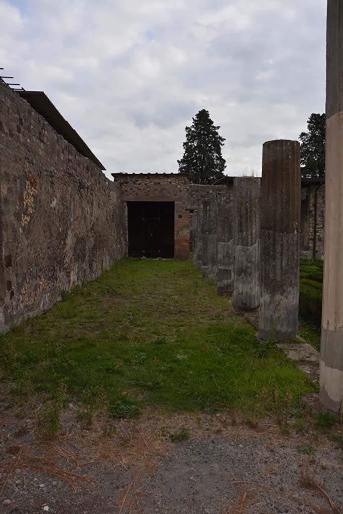 VI.11.10 Pompeii. October 2017. Peristyle 36, looking south along east portico towards room 37.
Foto Annette Haug, ERC Grant 681269 DÉCOR

