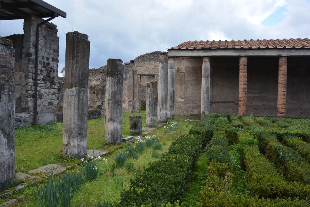 VI.11.10 Pompeii. December 2017. Peristyle 36, looking towards south-west corner from east portico.
Foto Annette Haug, ERC Grant 681269 DÉCOR
