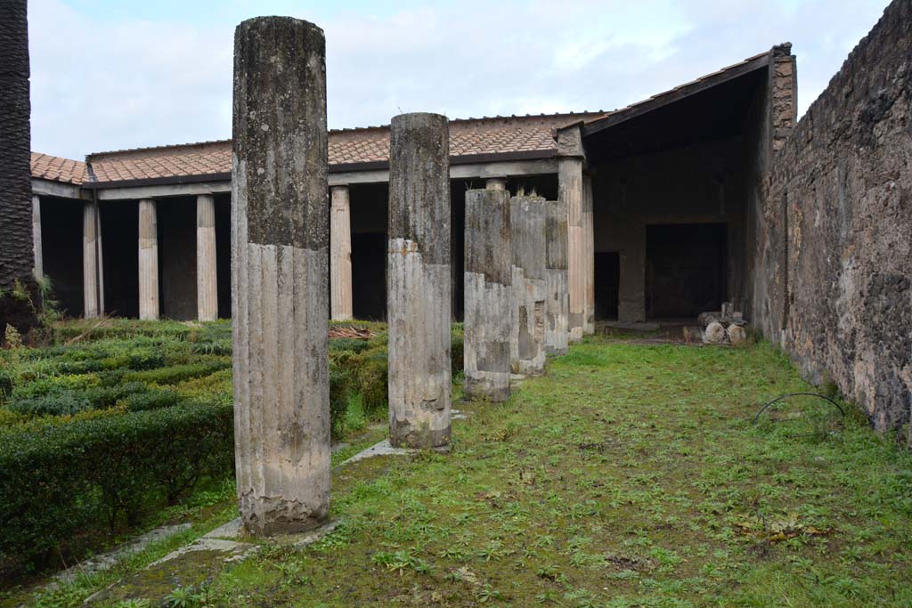 VI.11.10 Pompeii. December 2017. Peristyle 36, looking north along east portico.
Foto Annette Haug, ERC Grant 681269 DÉCOR

