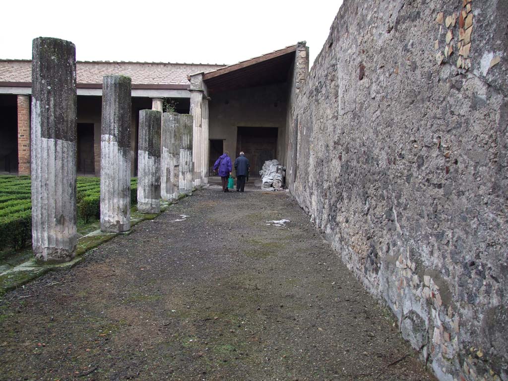VI.11.10 Pompeii. December 2006. Looking north along east portico of the peristyle 36.